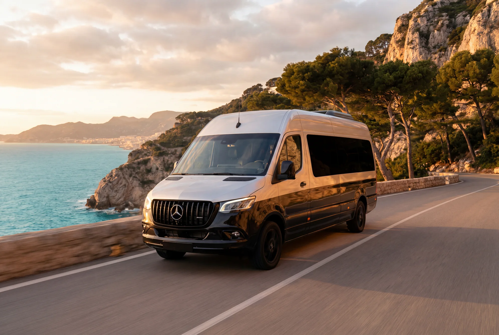 Mercedes Sprinter B2N Luxury Mobility sur une route côtière